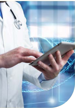 Medico in camice bianco con stetoscopio che consulta un tablet, su uno sfondo blu attraversato da reti e flussi di dati digitali