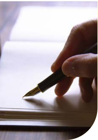 Mano che scrive con una penna stilografica su un taccuino aperto